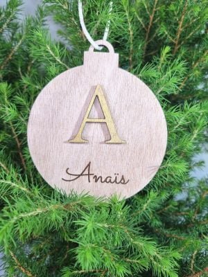 boule-de-noel-personnalisee-en-bois-dessin-prénom-initial-3d-couleurs