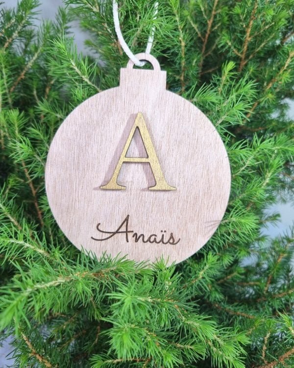 boule-de-noel-personnalisee-en-bois-dessin-prénom-initial-3d-couleurs